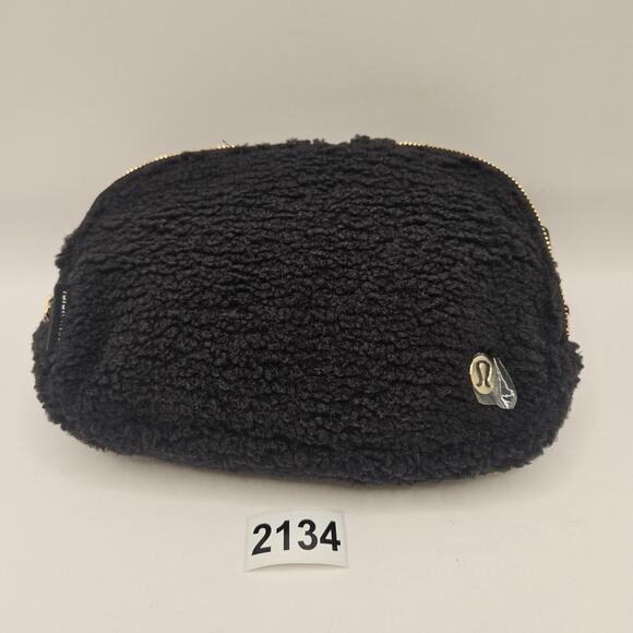 lululemon athletica Handbags - LULULEMON 2 LITER EVERYWHERE BELT BAG LARGE BLACK FLEECE NWT